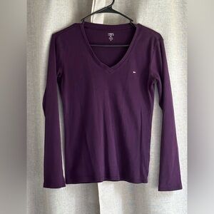 Tommy Hilfiger•long sleeved v-neck tee•women’s size small•dark purple•cotton